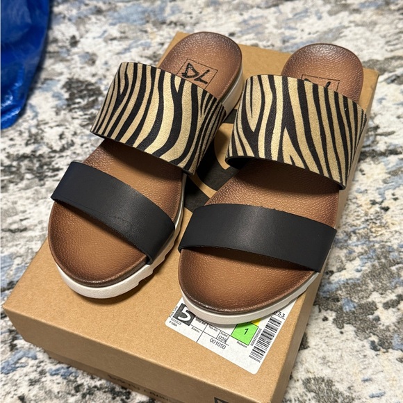 Dirty Laundry NEW Zebra Stripe and Black Slide Sandals - Picture 1 of 4